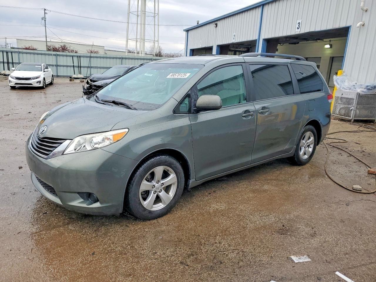 2014 Toyota Sienna LE FWD 8-Passenger V6