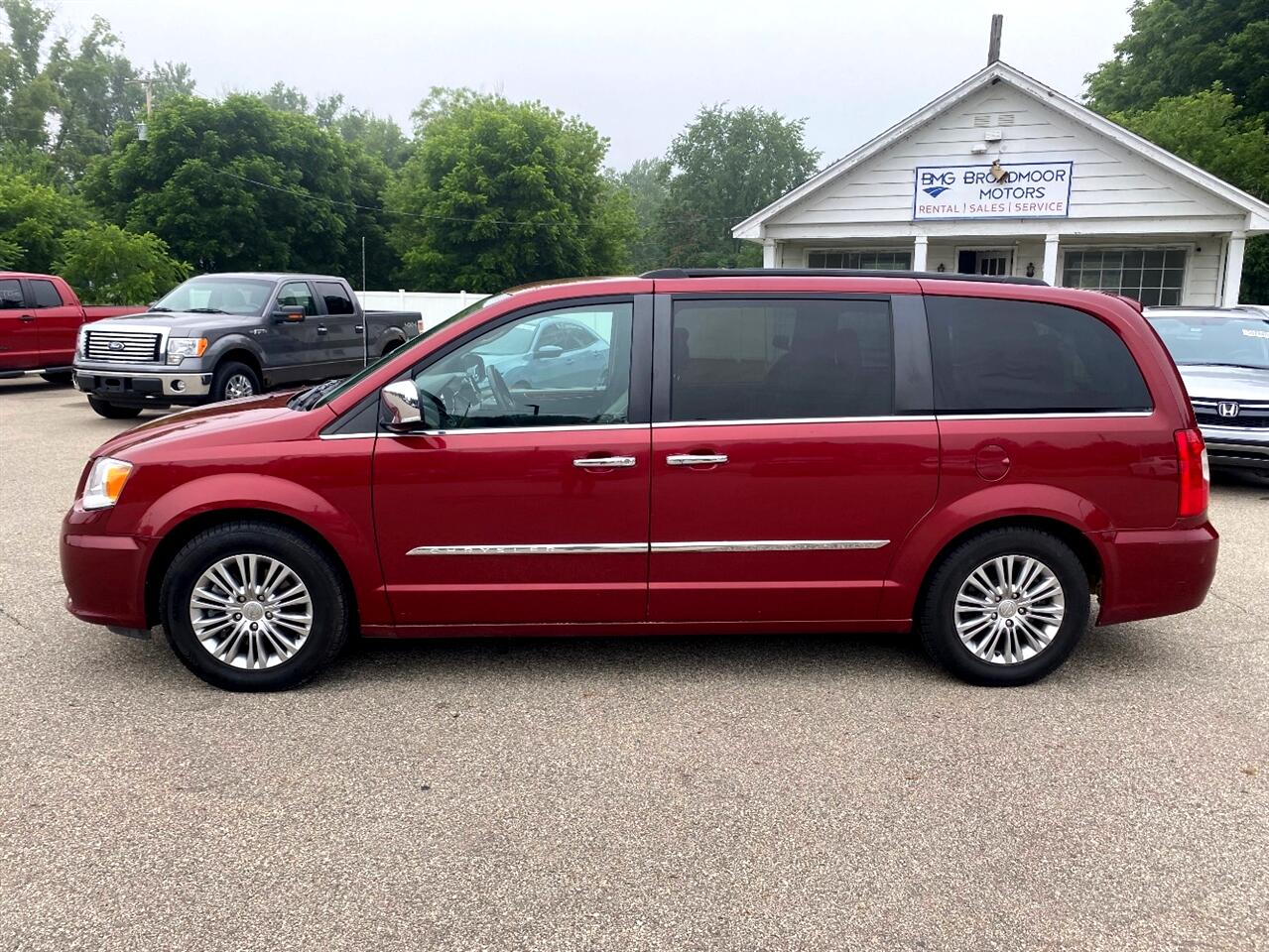 2015 Chrysler Town & Country photo 2