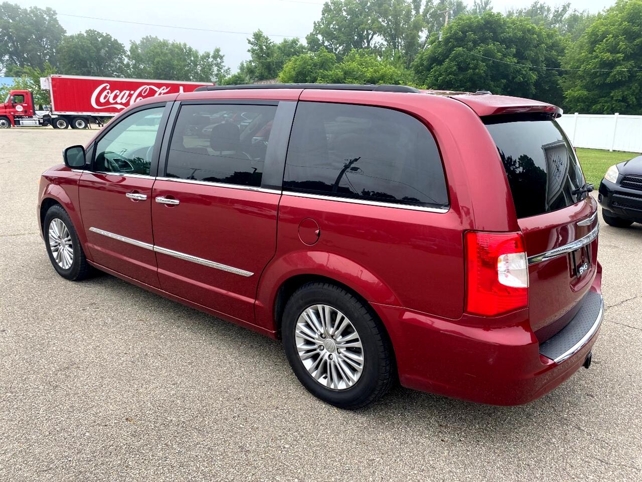 2015 Chrysler Town & Country photo 3