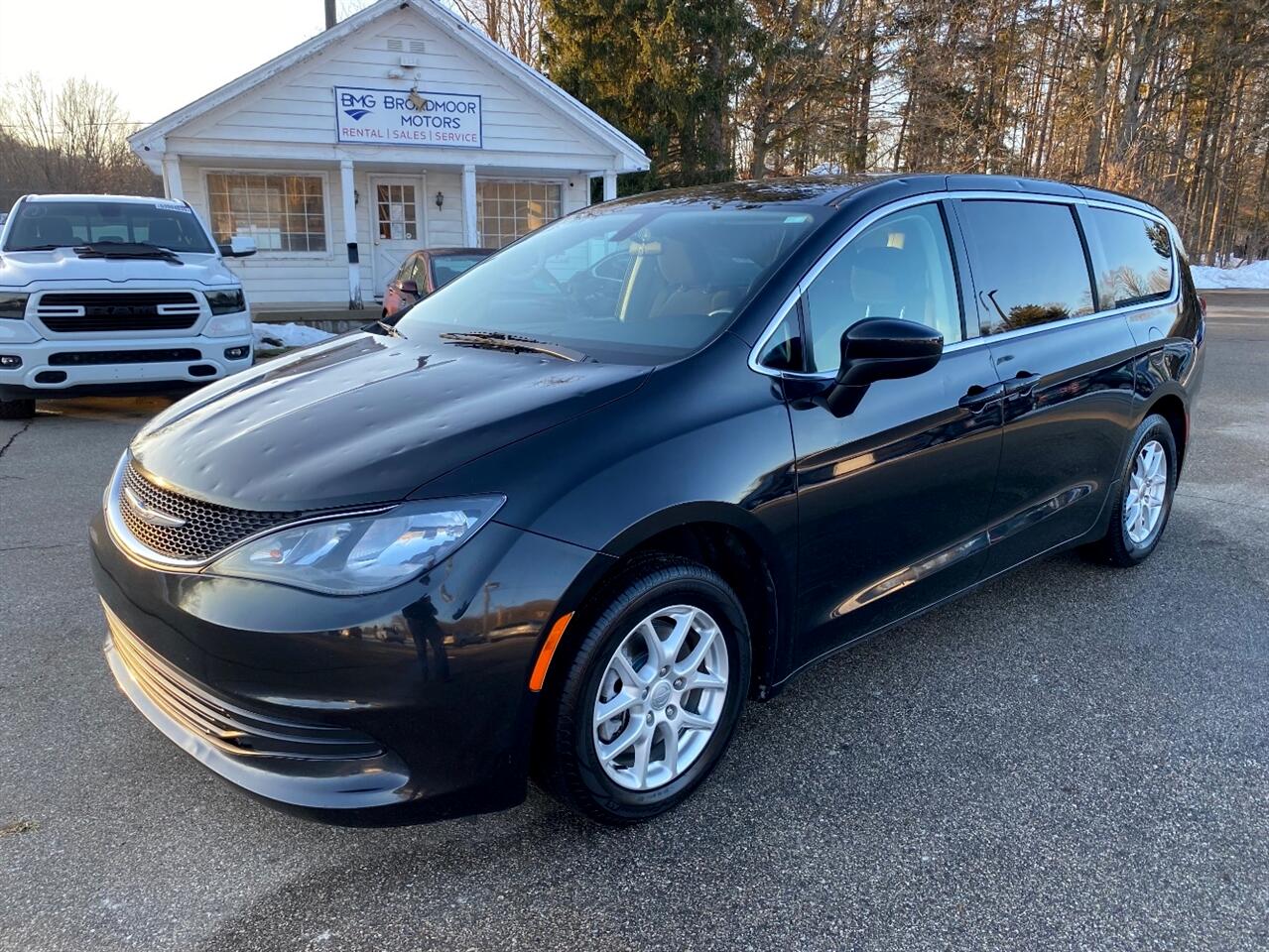 2020 Chrysler Voyager LX's photo