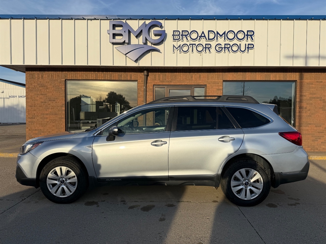 2018 Subaru Outback 2.5i Premium photo 2