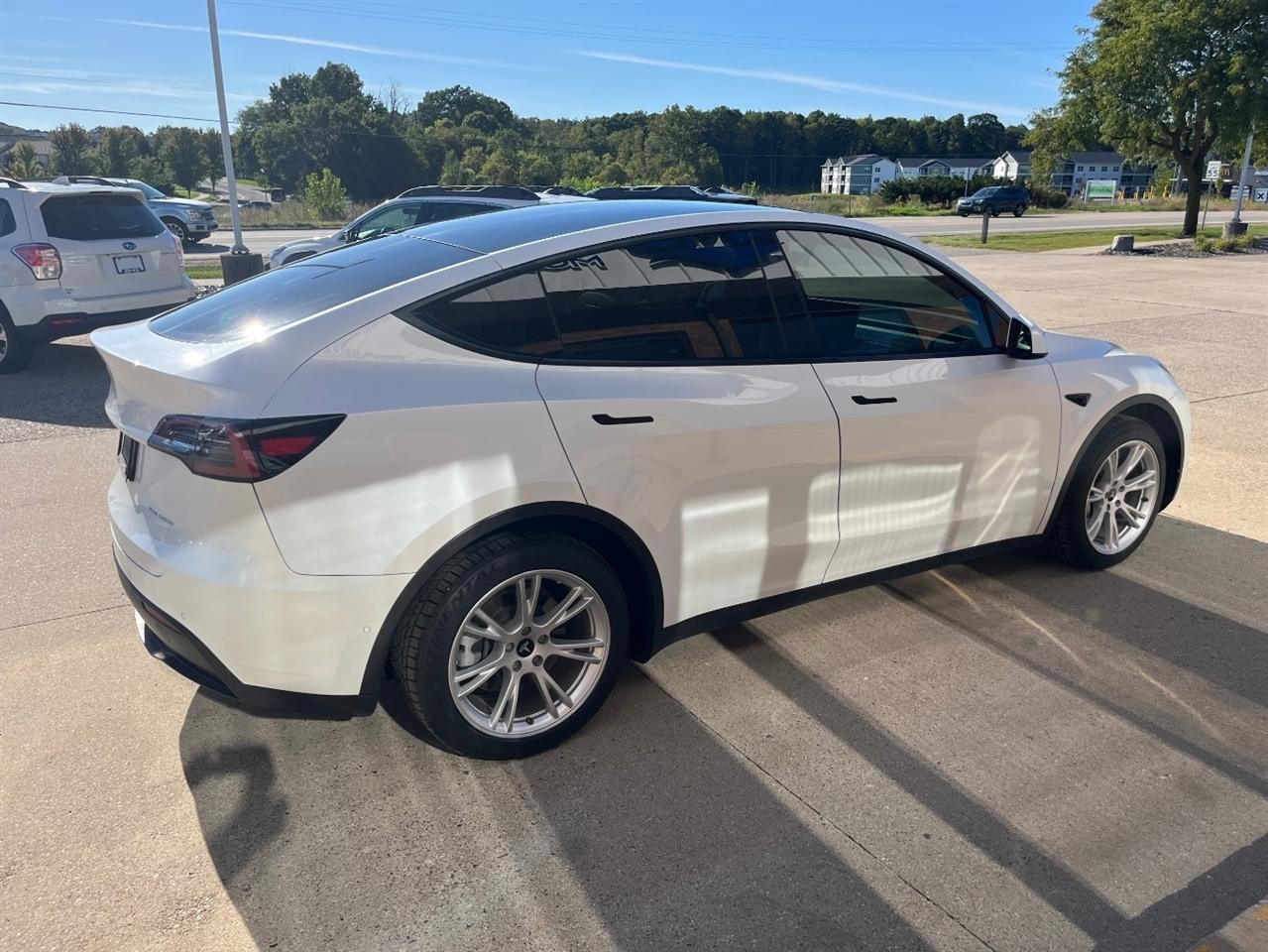 Tesla Model Y photo 6