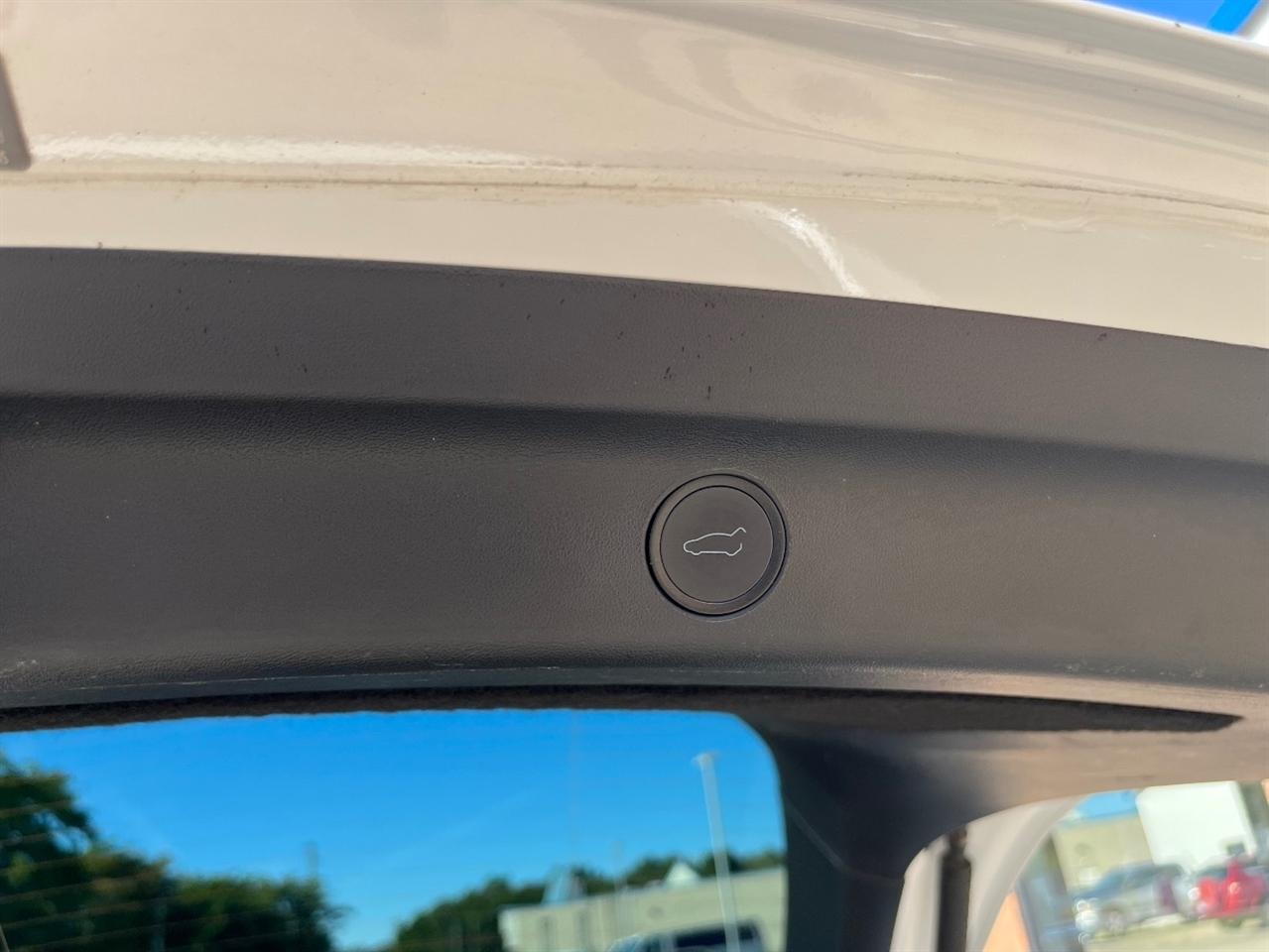 Tesla Model Y photo 27
