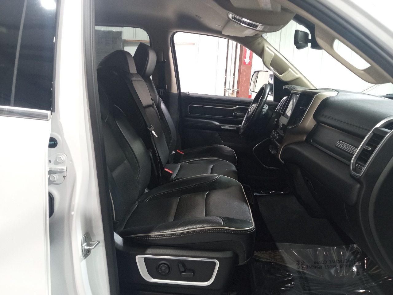 RAM 1500 Laramie 4x4 Crew Cab 5'7" Box 2019 RAM 1500 Laramie 4x4 Crew Cab 5'7" Box 2019