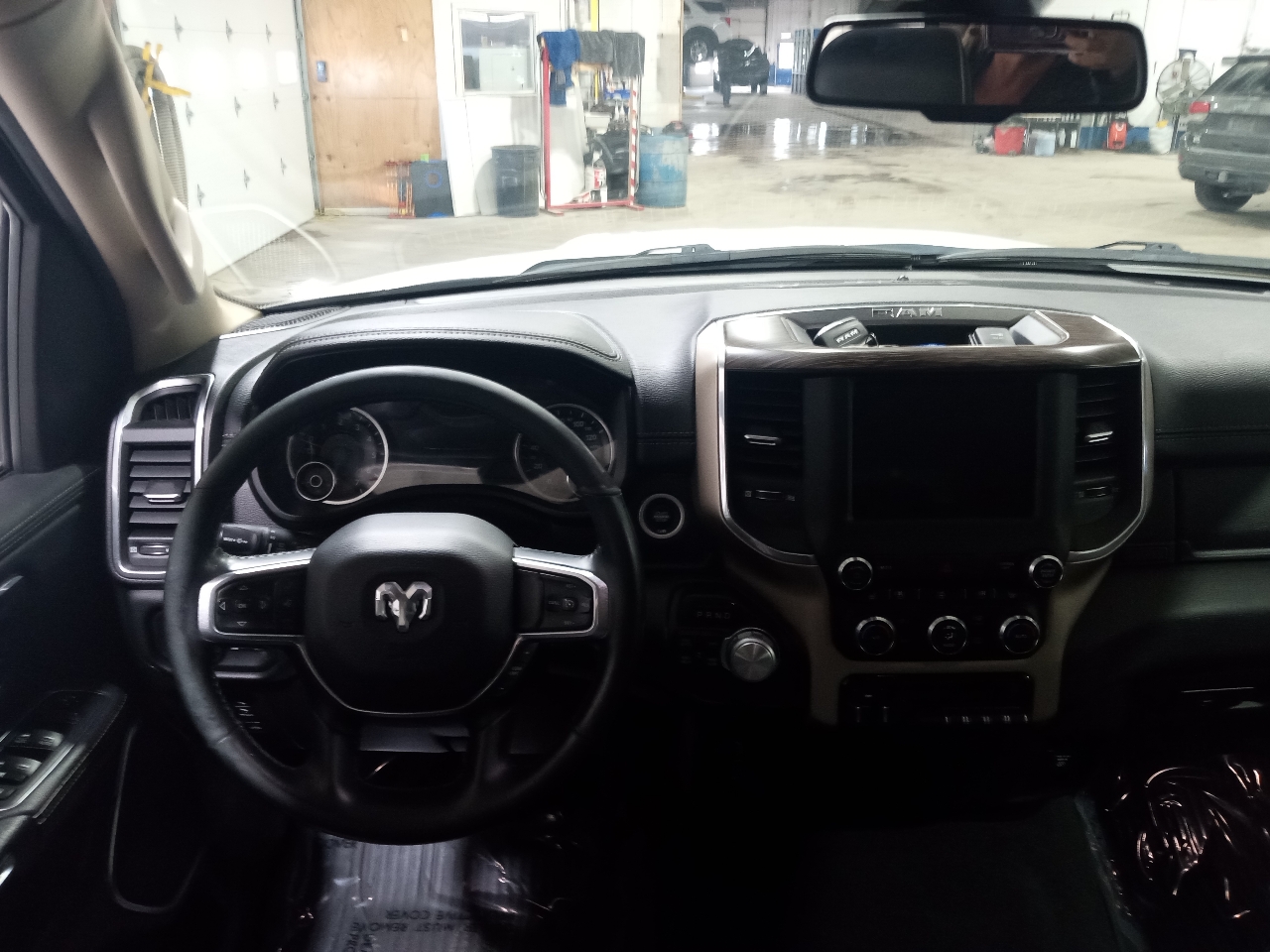 RAM 1500 Laramie 4x4 Crew Cab 5'7" Box 2019 RAM 1500 Laramie 4x4 Crew Cab 5'7" Box 2019