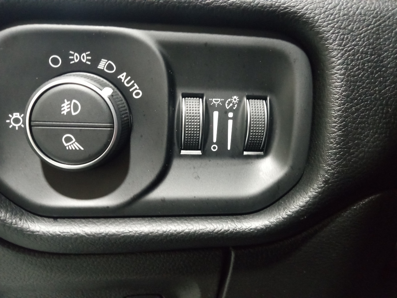 RAM 1500 Laramie 4x4 Crew Cab 5'7" Box 2019 RAM 1500 Laramie 4x4 Crew Cab 5'7" Box 2019