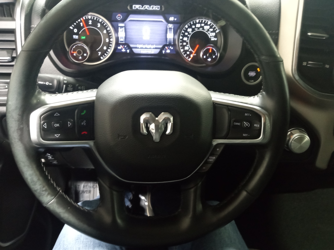 RAM 1500 Laramie 4x4 Crew Cab 5'7" Box 2019 RAM 1500 Laramie 4x4 Crew Cab 5'7" Box 2019