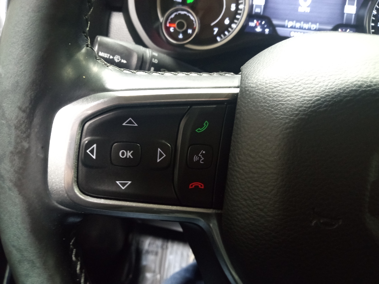 RAM 1500 Laramie 4x4 Crew Cab 5'7" Box 2019 RAM 1500 Laramie 4x4 Crew Cab 5'7" Box 2019