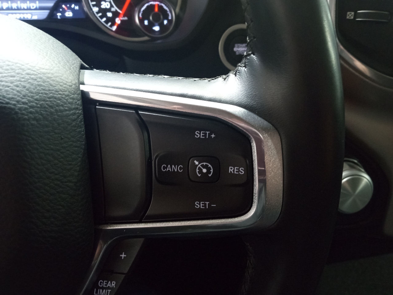 RAM 1500 Laramie 4x4 Crew Cab 5'7" Box 2019 RAM 1500 Laramie 4x4 Crew Cab 5'7" Box 2019