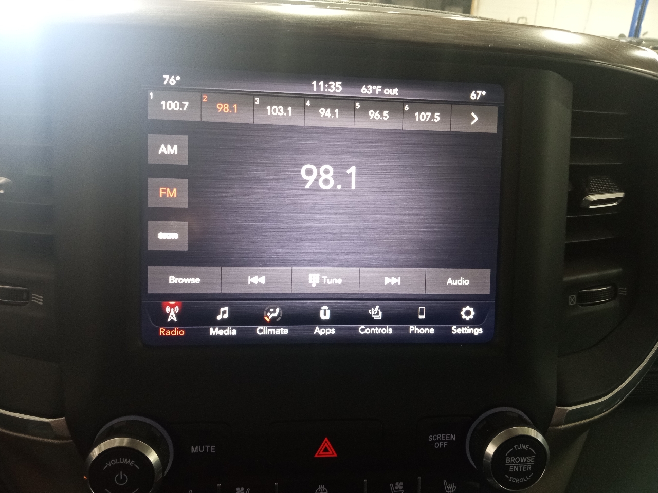 RAM 1500 Laramie 4x4 Crew Cab 5'7" Box 2019 RAM 1500 Laramie 4x4 Crew Cab 5'7" Box 2019