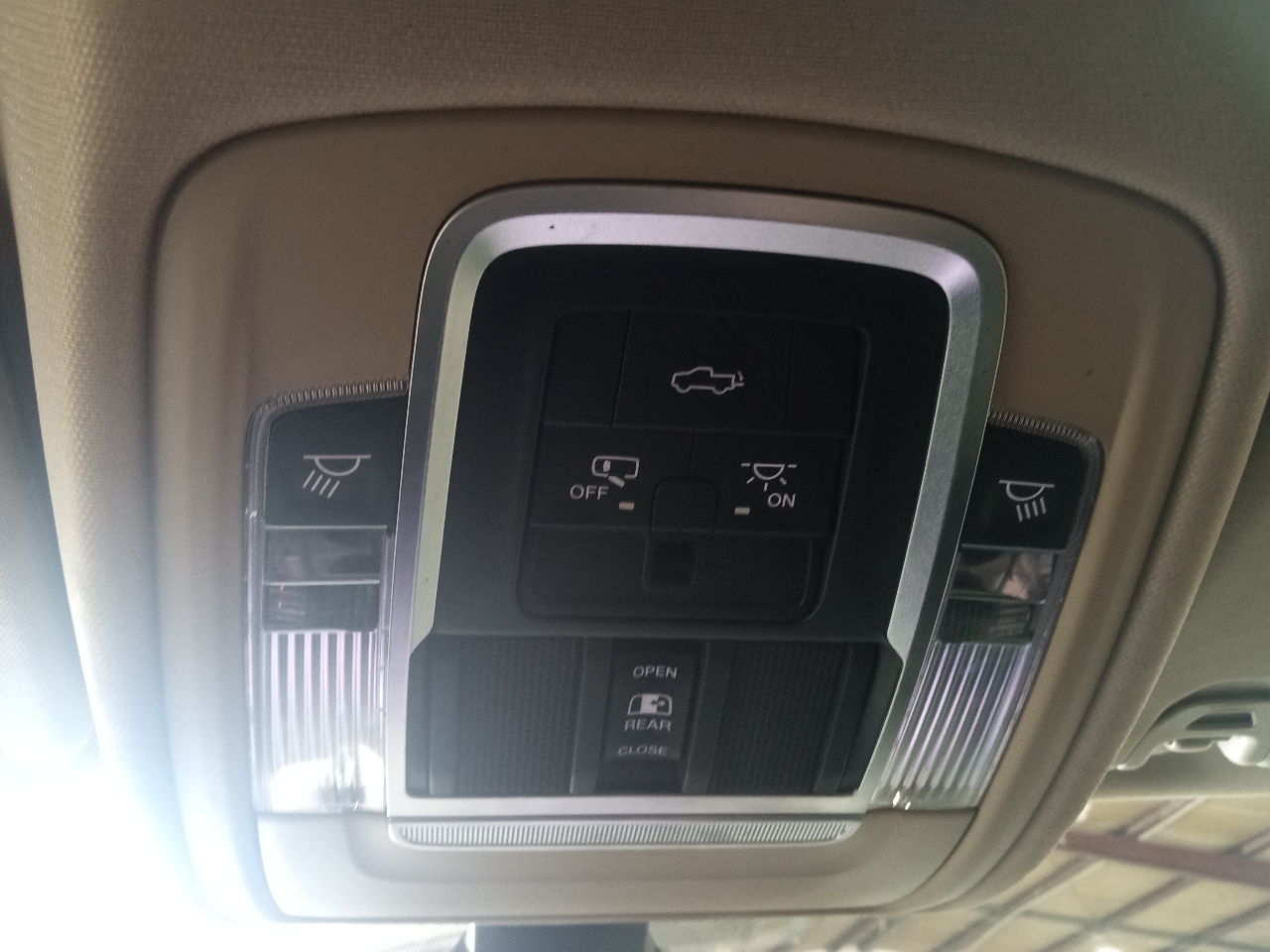 RAM 1500 Laramie 4x4 Crew Cab 5'7" Box 2019 RAM 1500 Laramie 4x4 Crew Cab 5'7" Box 2019