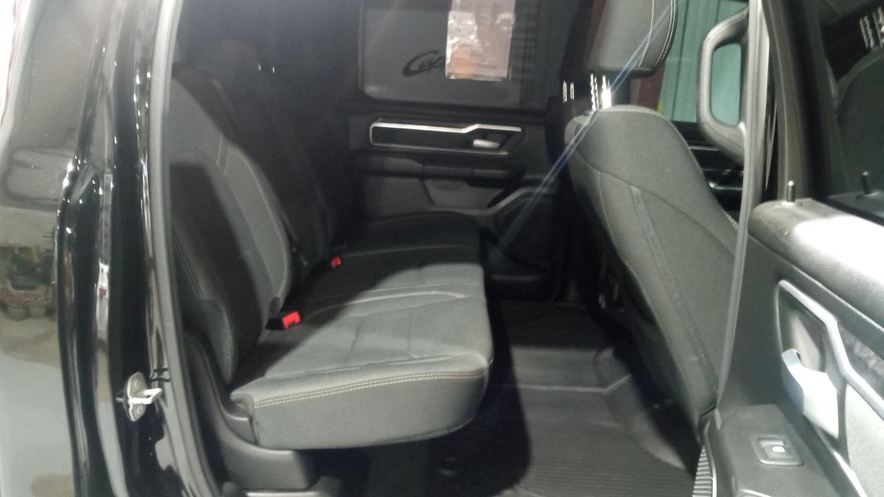 RAM 1500 Big Horn 4x4 Crew Cab 5'7" Box 2022