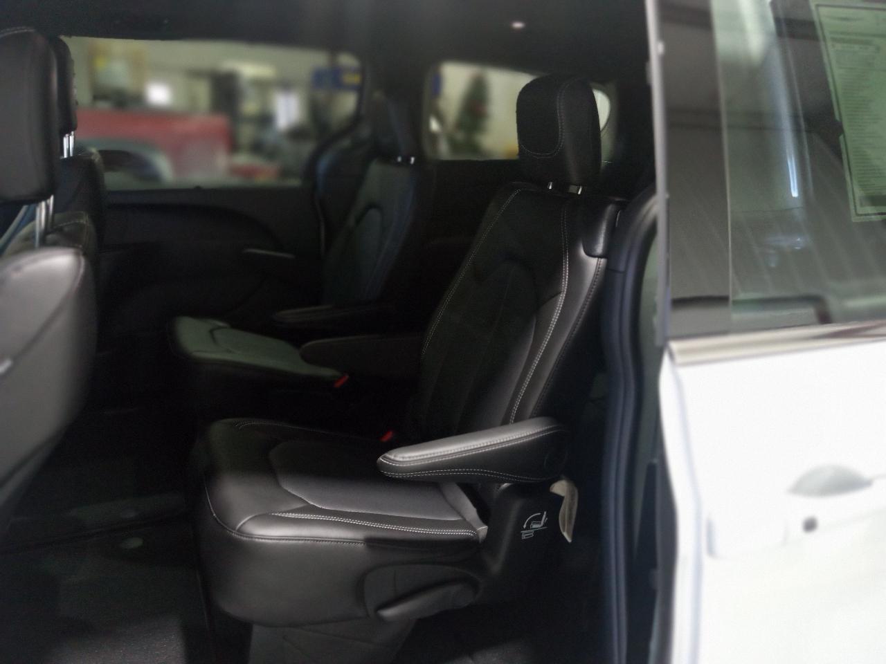 Chrysler Pacifica Select FWD 2026