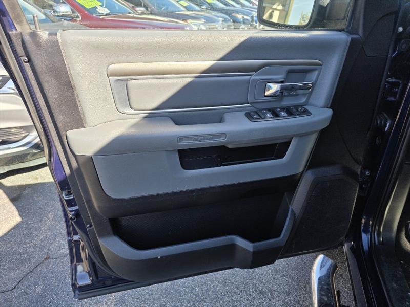 RAM 1500 SLT Quad Cab 2WD 2016