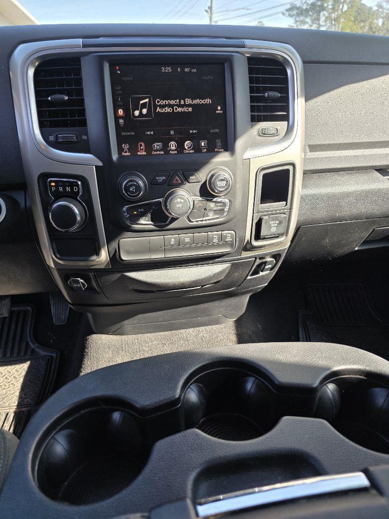 RAM 1500 SLT Quad Cab 2WD 2016