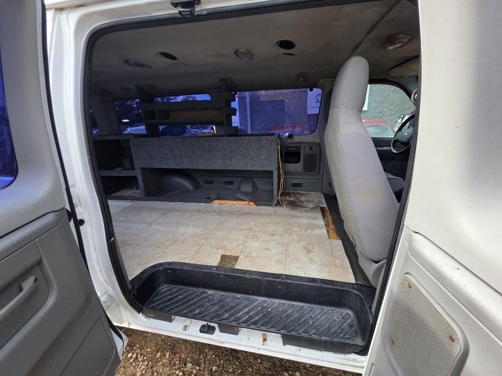 Ford Econoline E-350 XL Super Duty Extended 2011