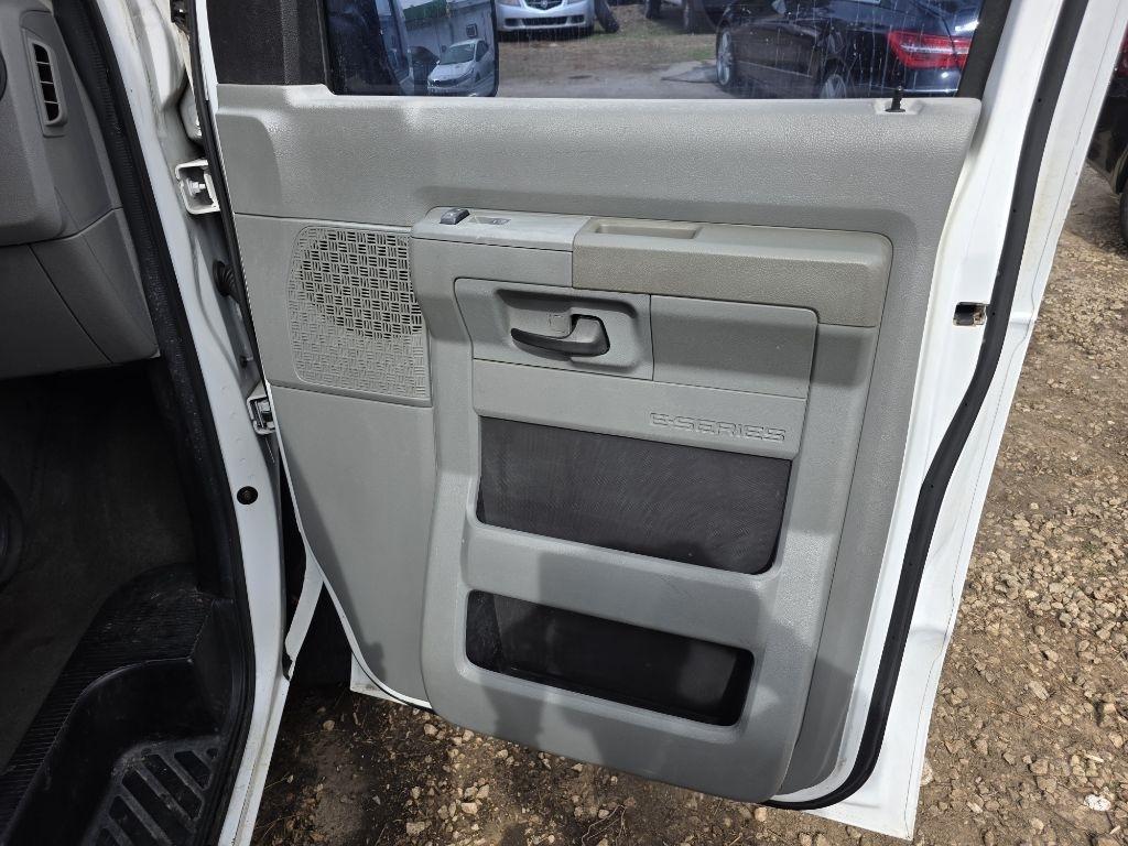 Ford Econoline E-350 XL Super Duty Extended 2011