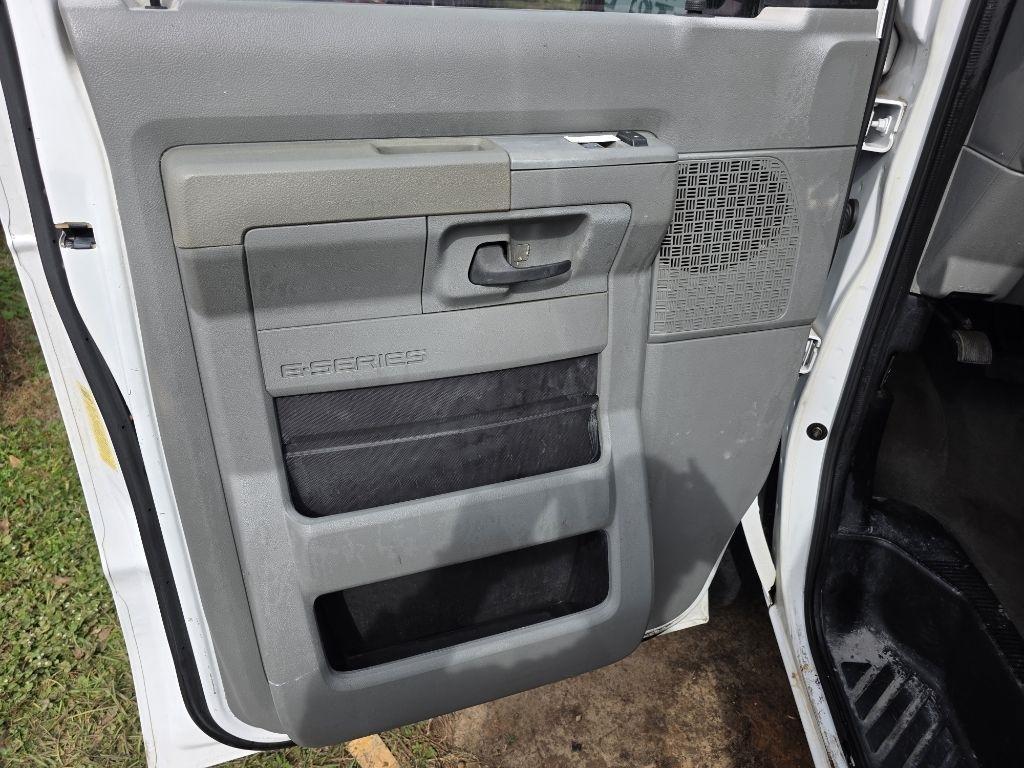 Ford Econoline E-350 XL Super Duty Extended 2011