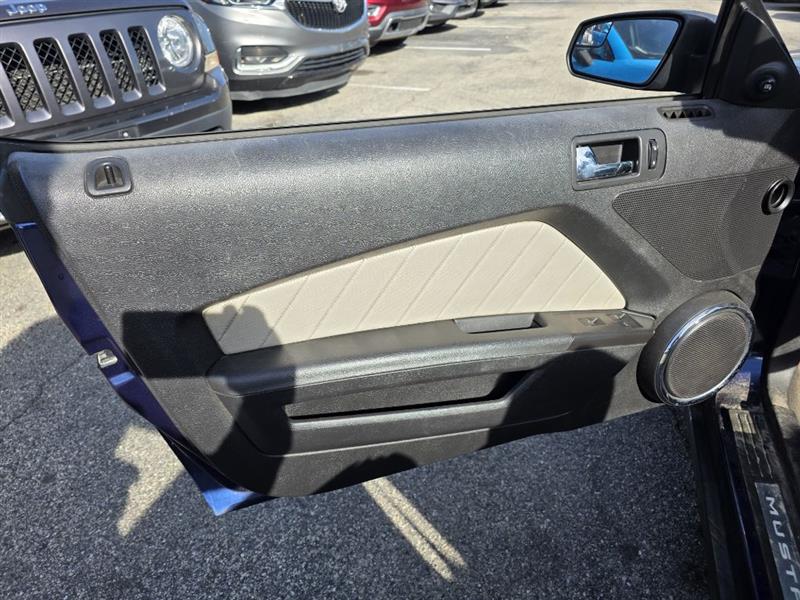 Ford Mustang V6 Convertible 2012