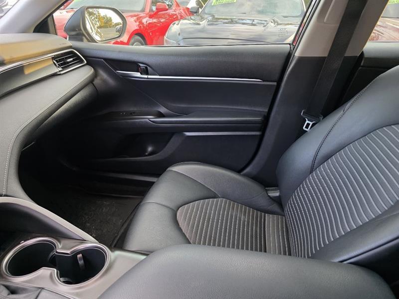 Toyota Camry SE 2021