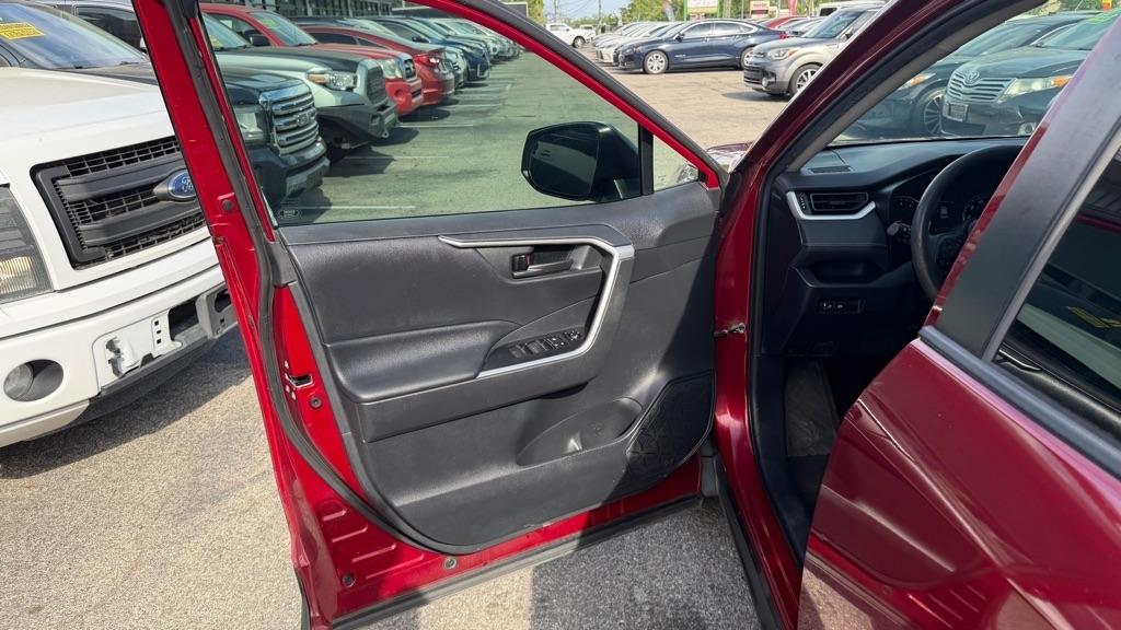 Toyota RAV4 LE FWD (Natl) 2019