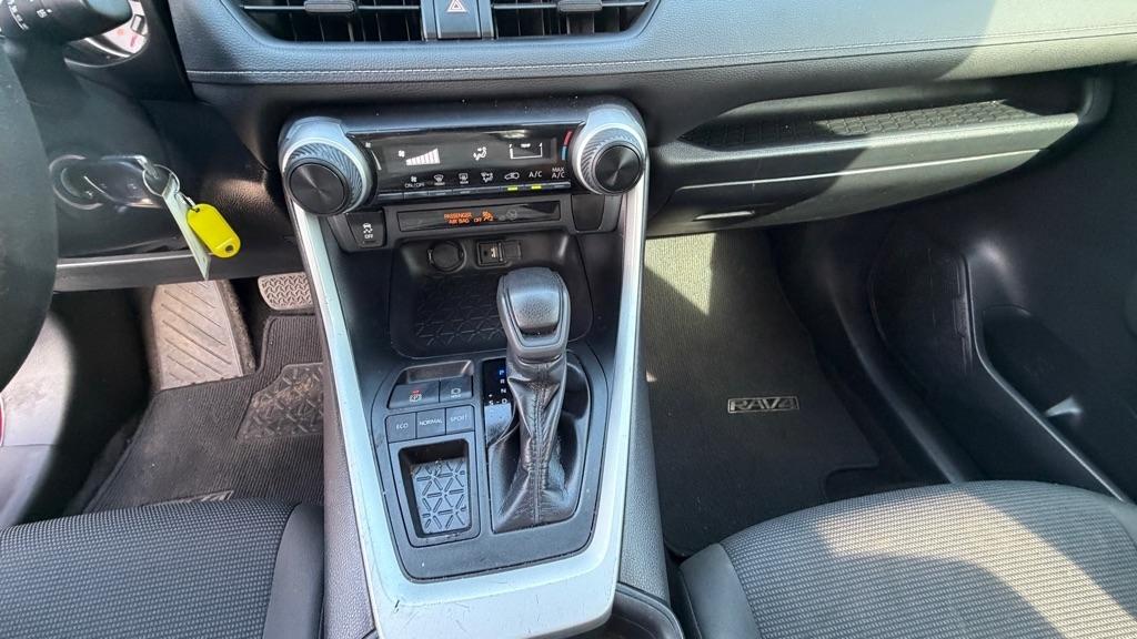 Toyota RAV4 LE FWD (Natl) 2019