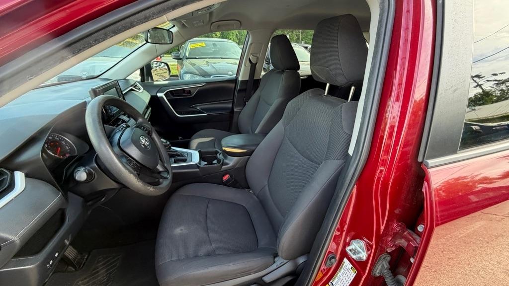 Toyota RAV4 LE FWD (Natl) 2019