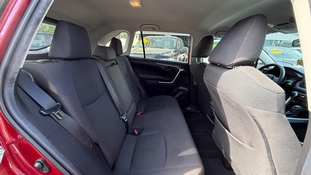 Toyota RAV4 LE FWD (Natl) 2019