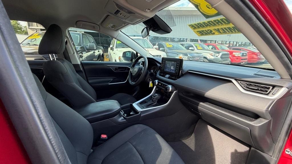 Toyota RAV4 LE FWD (Natl) 2019