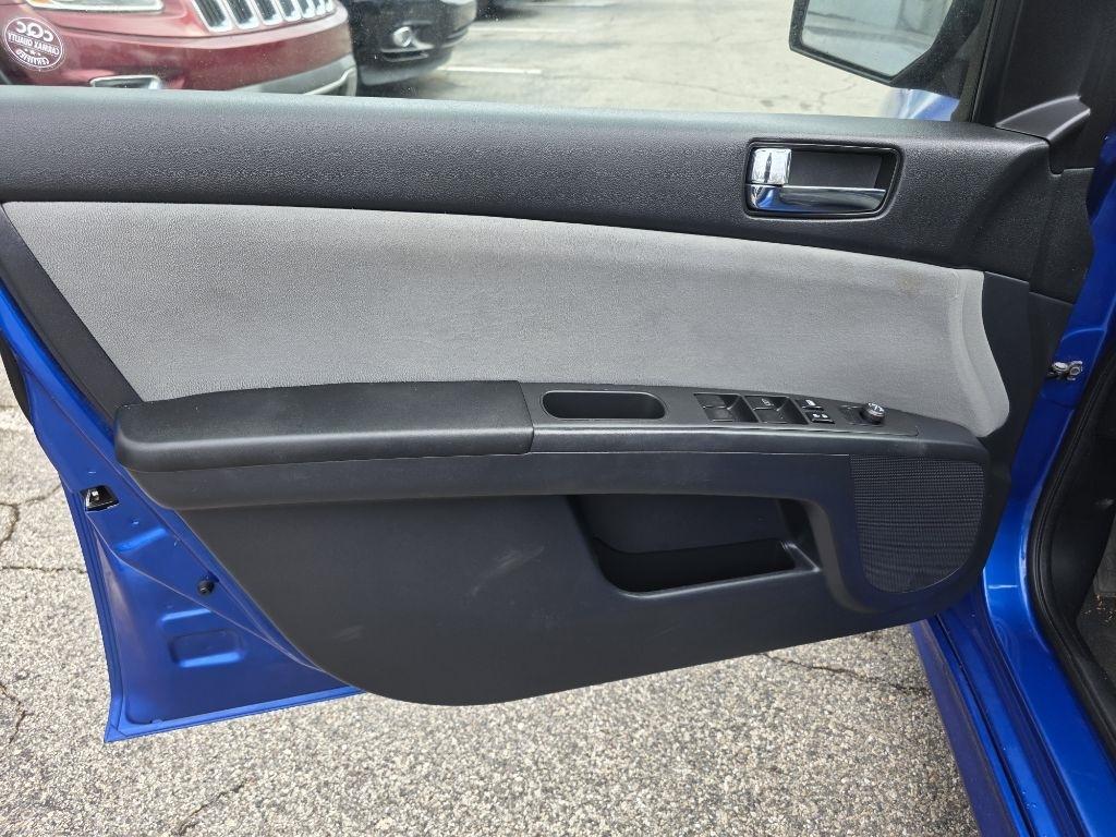 Nissan Sentra 4dr Sdn I4 CVT 2.0 SR 2010