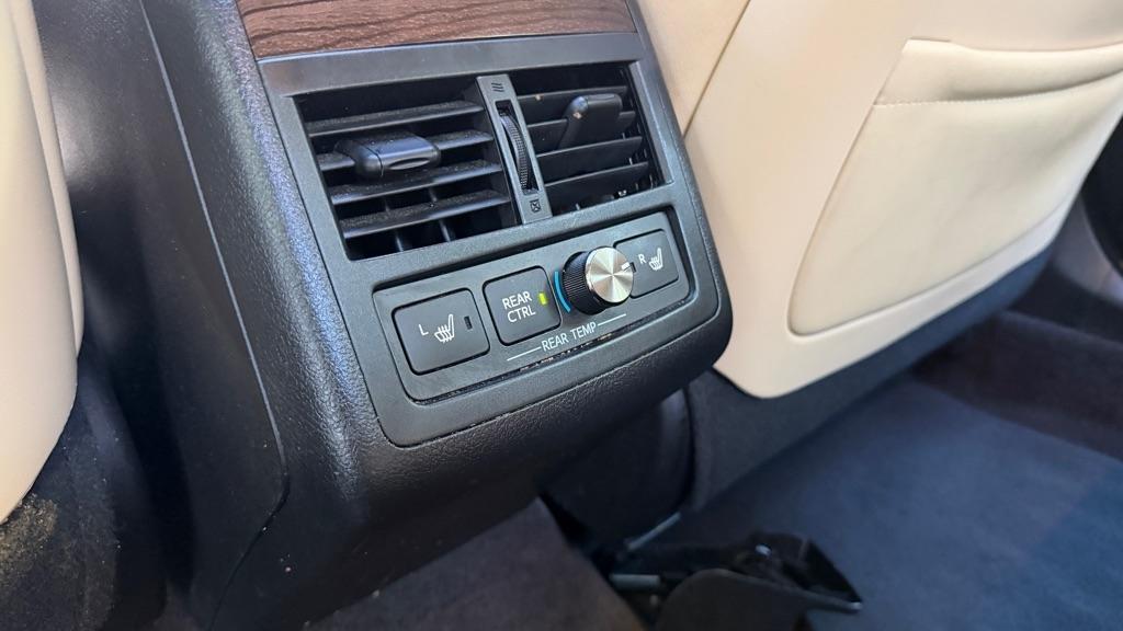 Toyota Avalon Hybrid 4dr Sdn XLE Premium (Natl) 2013