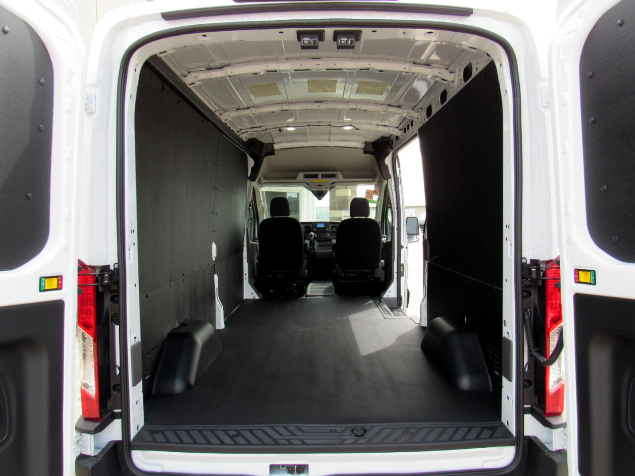 Ford Transit Cargo Van T-250 148" Med Rf 9070 GVWR RWD 2025 Ford Transit Cargo Van T-250 148" Med Rf 9070 GVWR RWD 2025