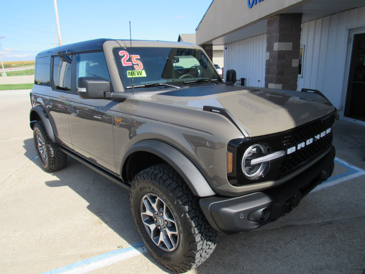 2025 Ford Bronco Badlands photo 2