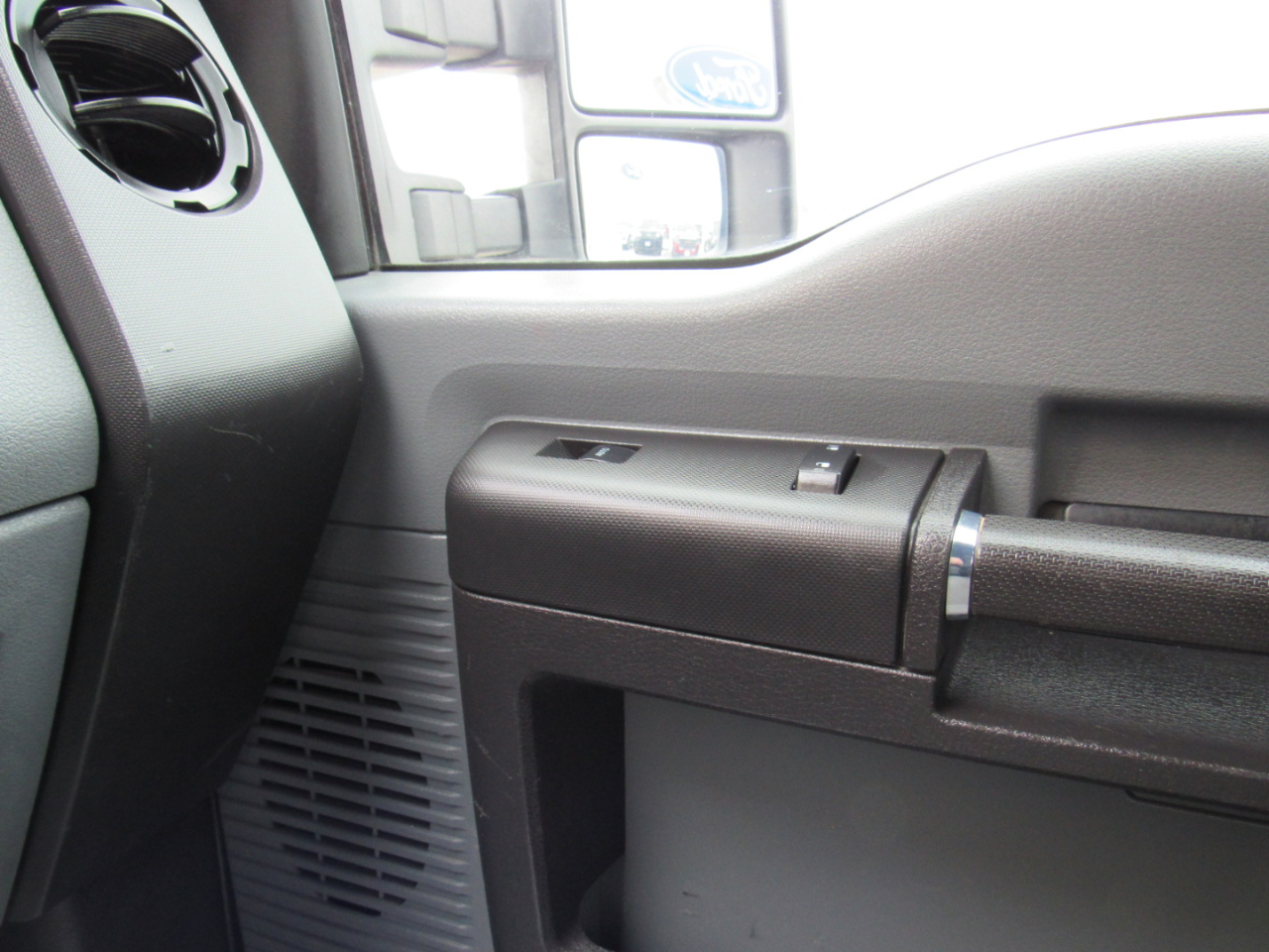 Ford Super Duty F-350 DRW 4WD Reg Cab 137" XLT 2015