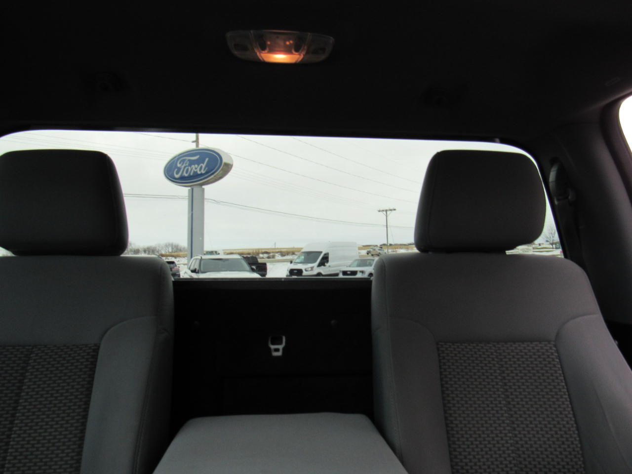 Ford Super Duty F-350 DRW 4WD Reg Cab 137" XLT 2015