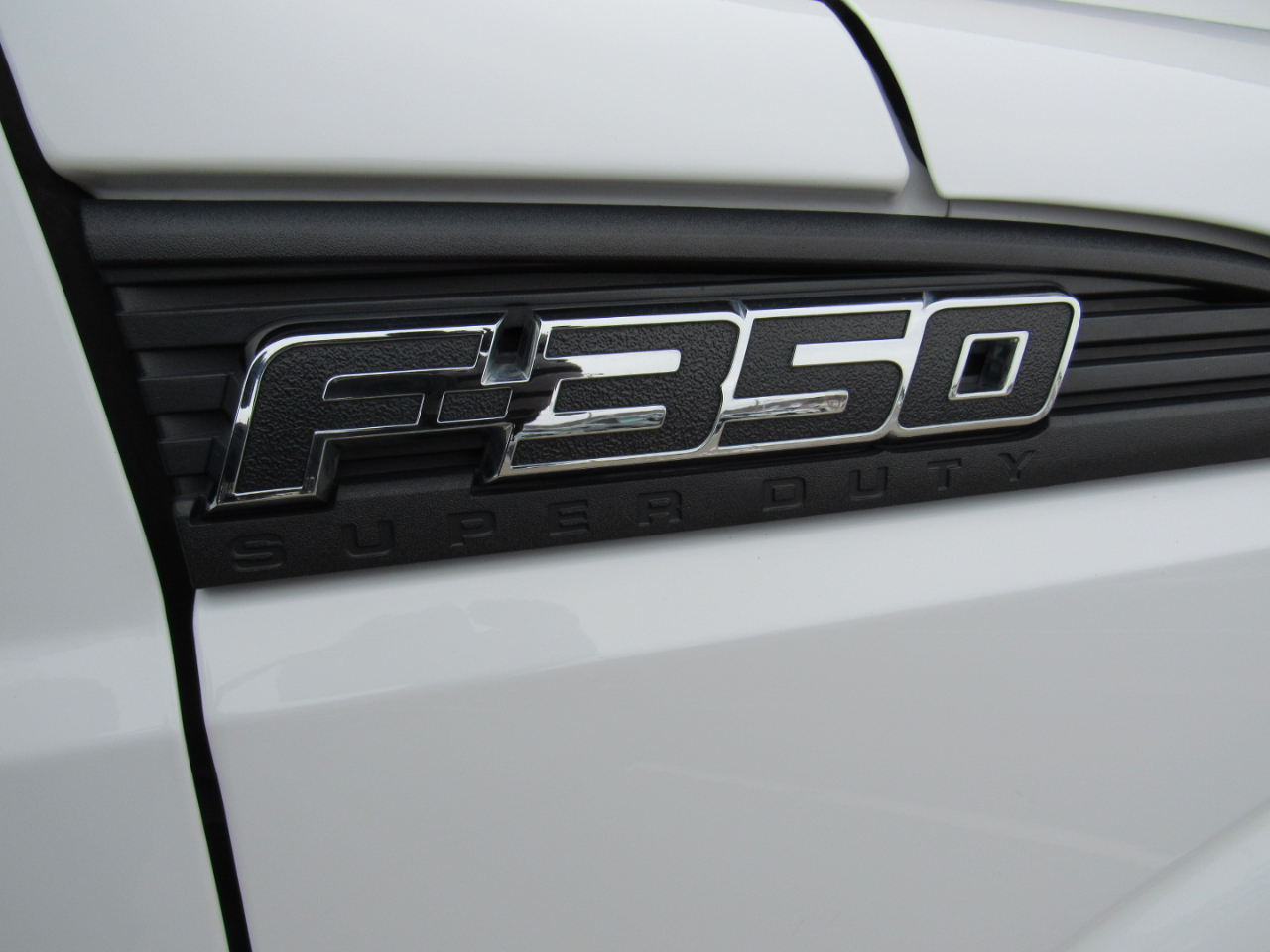 Ford Super Duty F-350 DRW 4WD Reg Cab 137" XLT 2015