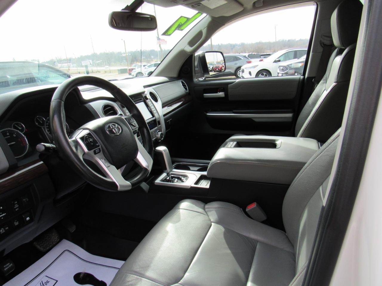 Toyota Tundra 4WD Limited CrewMax 5.5' Bed 5.7L FFV (Natl) 2017