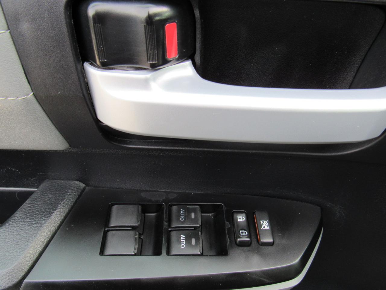 Toyota Tundra 4WD Limited CrewMax 5.5' Bed 5.7L FFV (Natl) 2017