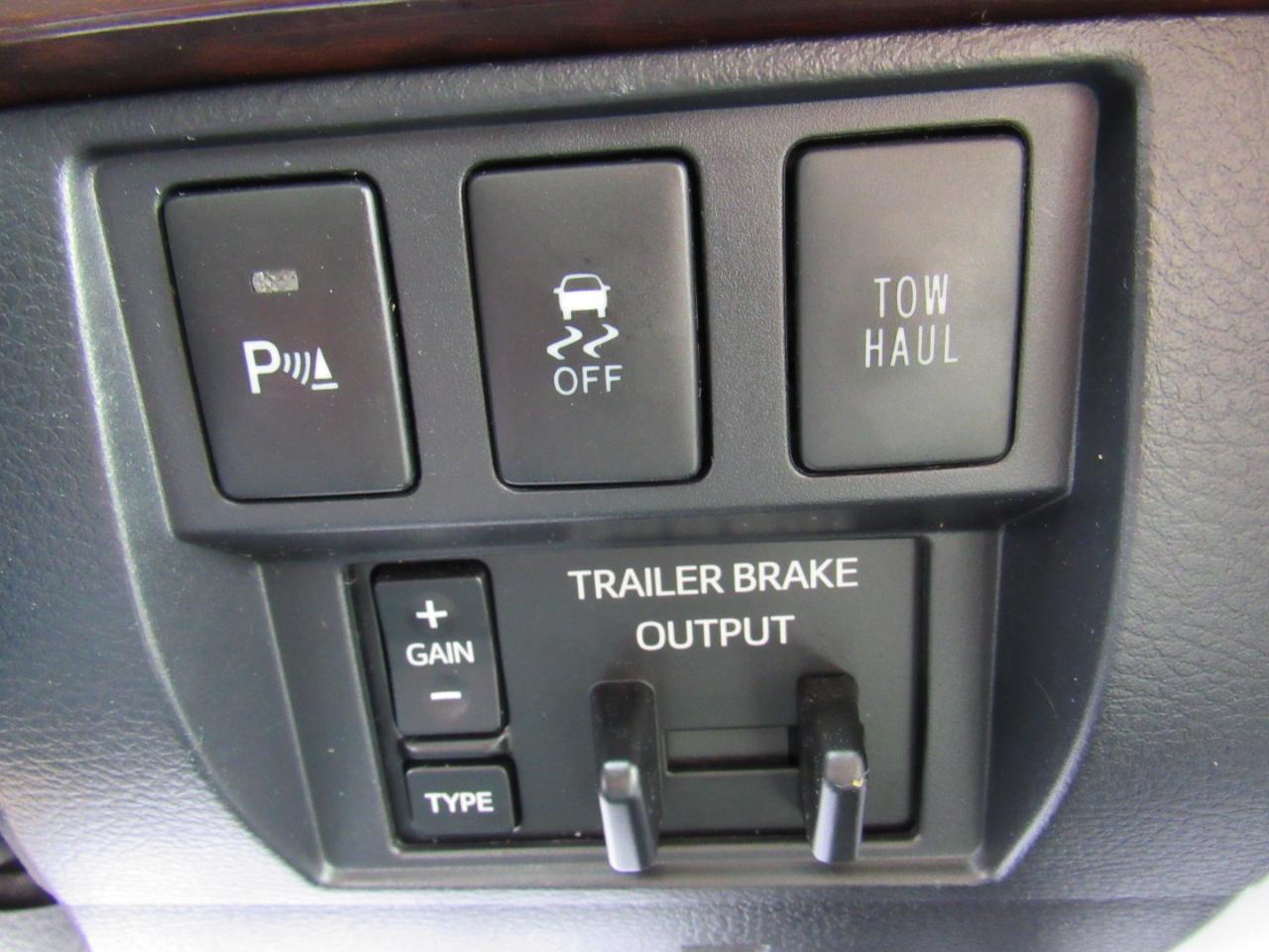 Toyota Tundra 4WD Limited CrewMax 5.5' Bed 5.7L FFV (Natl) 2017