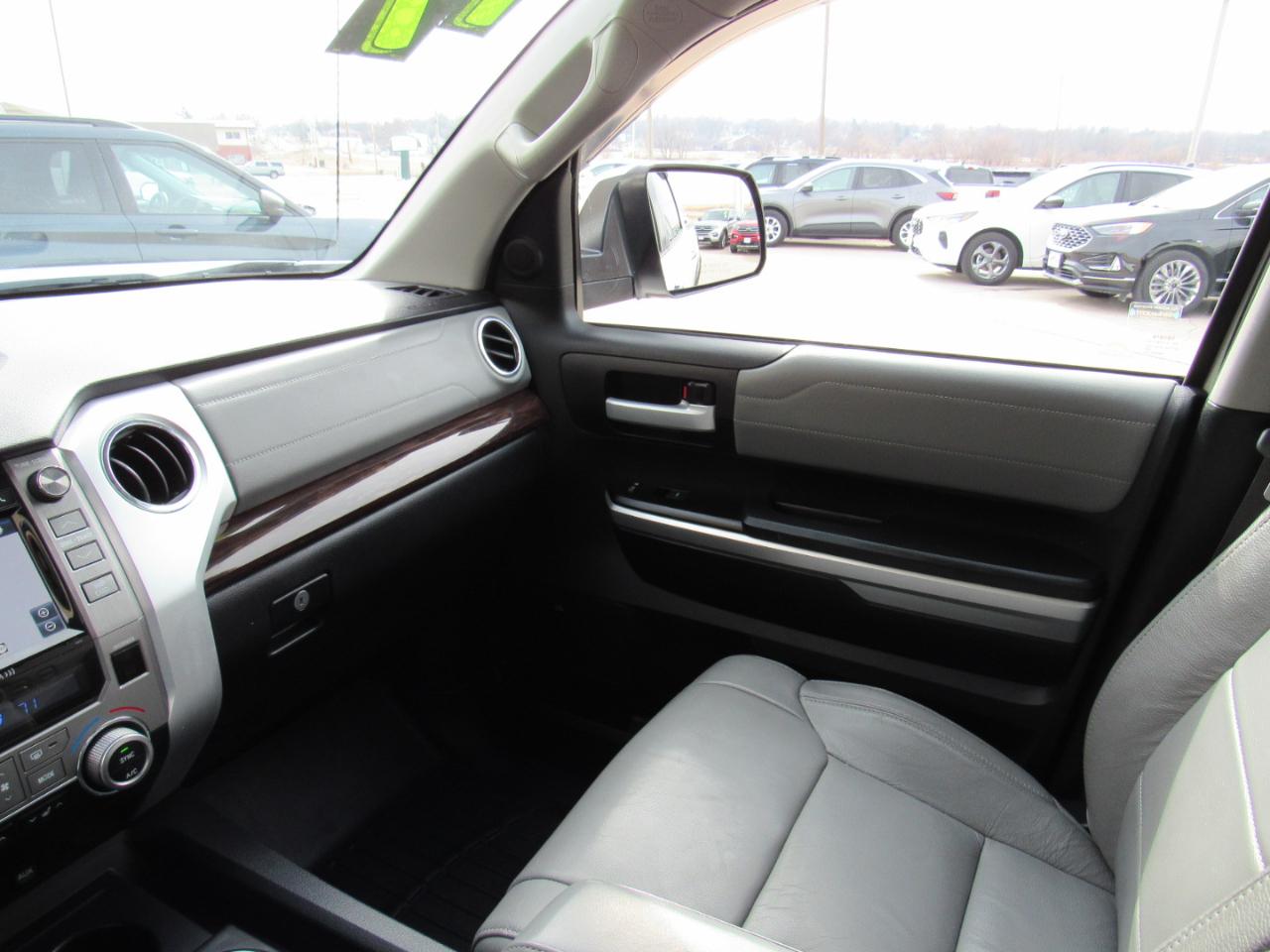 Toyota Tundra 4WD Limited CrewMax 5.5' Bed 5.7L FFV (Natl) 2017