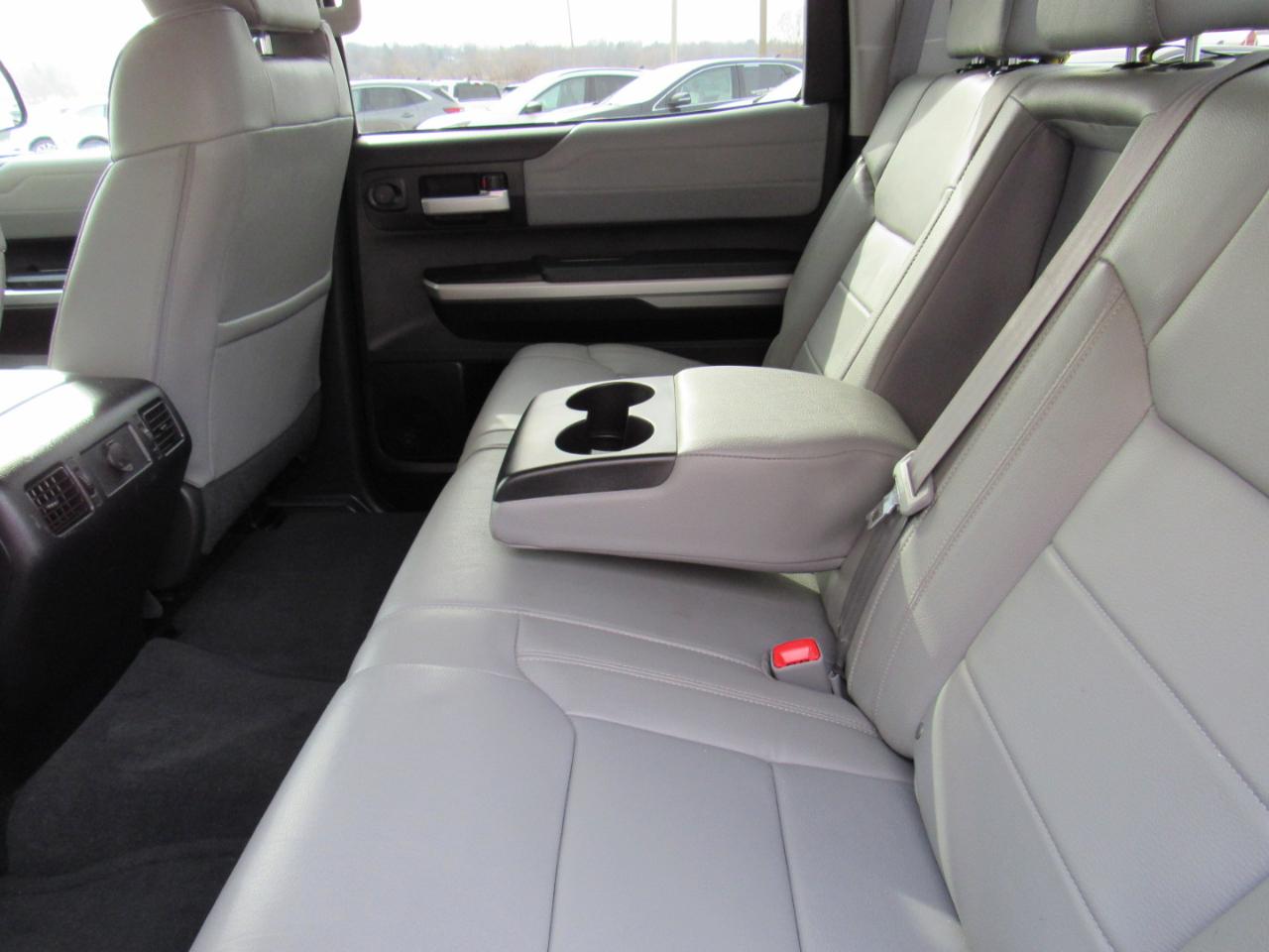 Toyota Tundra 4WD Limited CrewMax 5.5' Bed 5.7L FFV (Natl) 2017