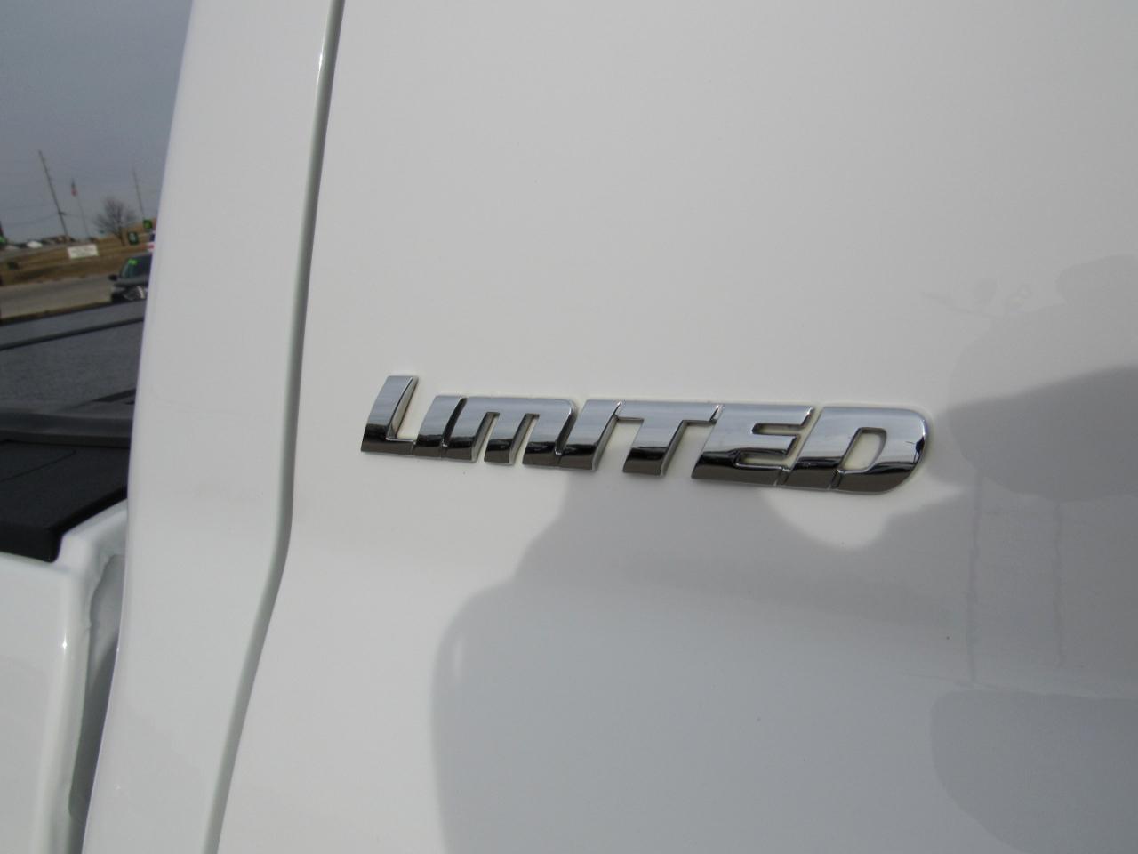 Toyota Tundra 4WD Limited CrewMax 5.5' Bed 5.7L FFV (Natl) 2017