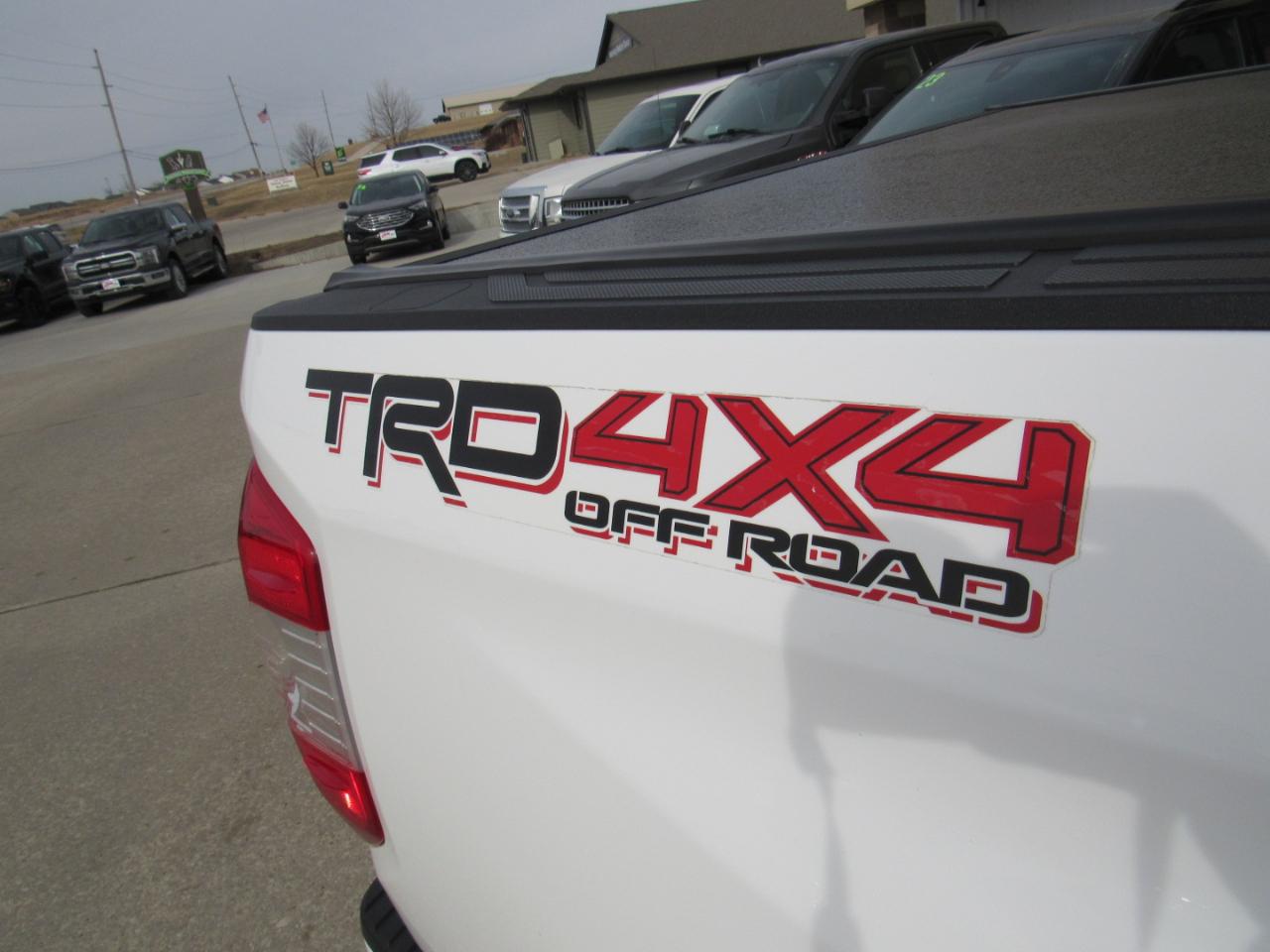 Toyota Tundra 4WD Limited CrewMax 5.5' Bed 5.7L FFV (Natl) 2017