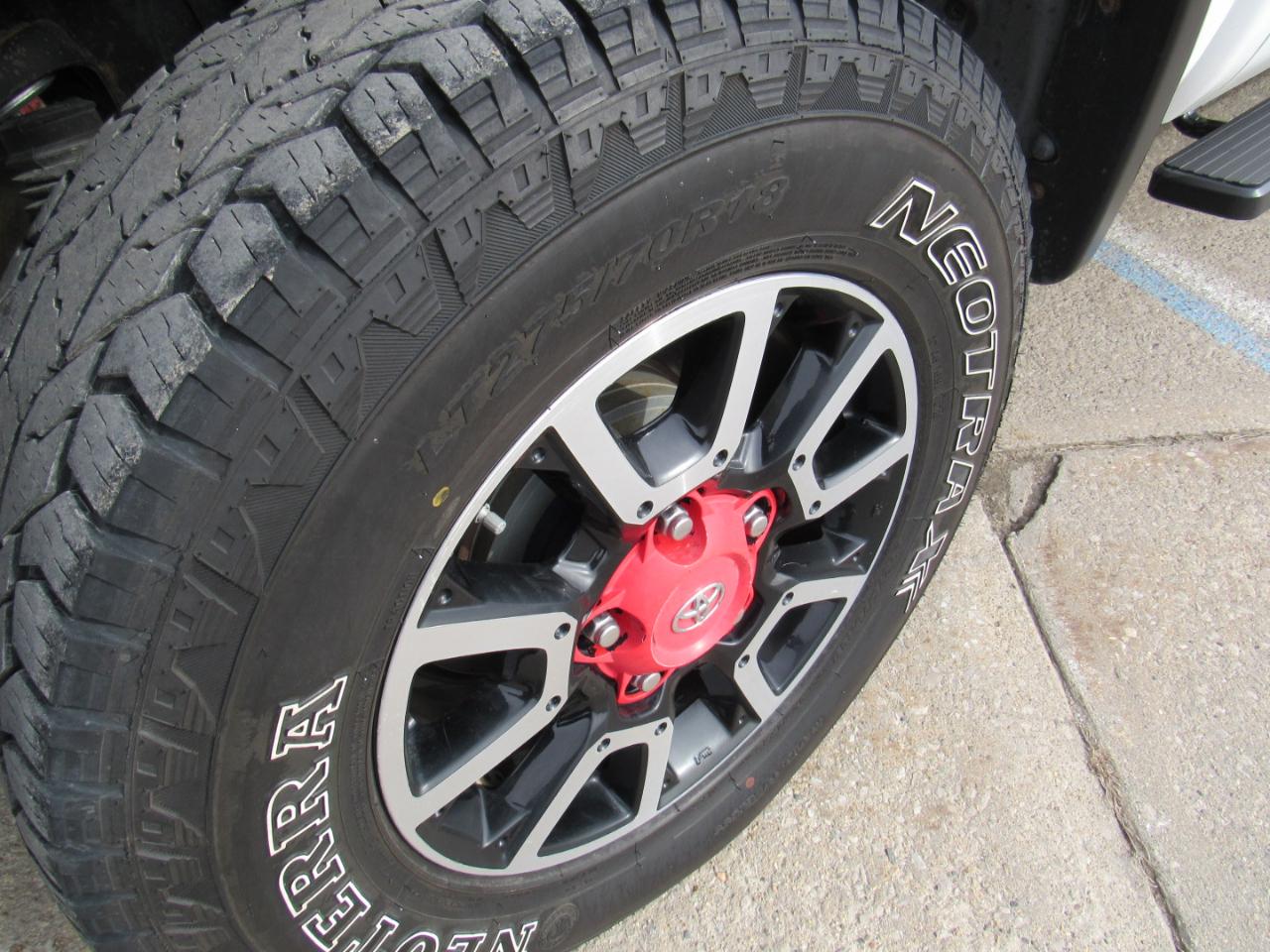 Toyota Tundra 4WD Limited CrewMax 5.5' Bed 5.7L FFV (Natl) 2017