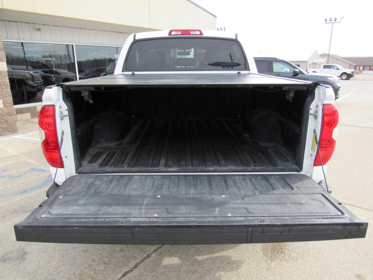 Toyota Tundra 4WD Limited CrewMax 5.5' Bed 5.7L FFV (Natl) 2017