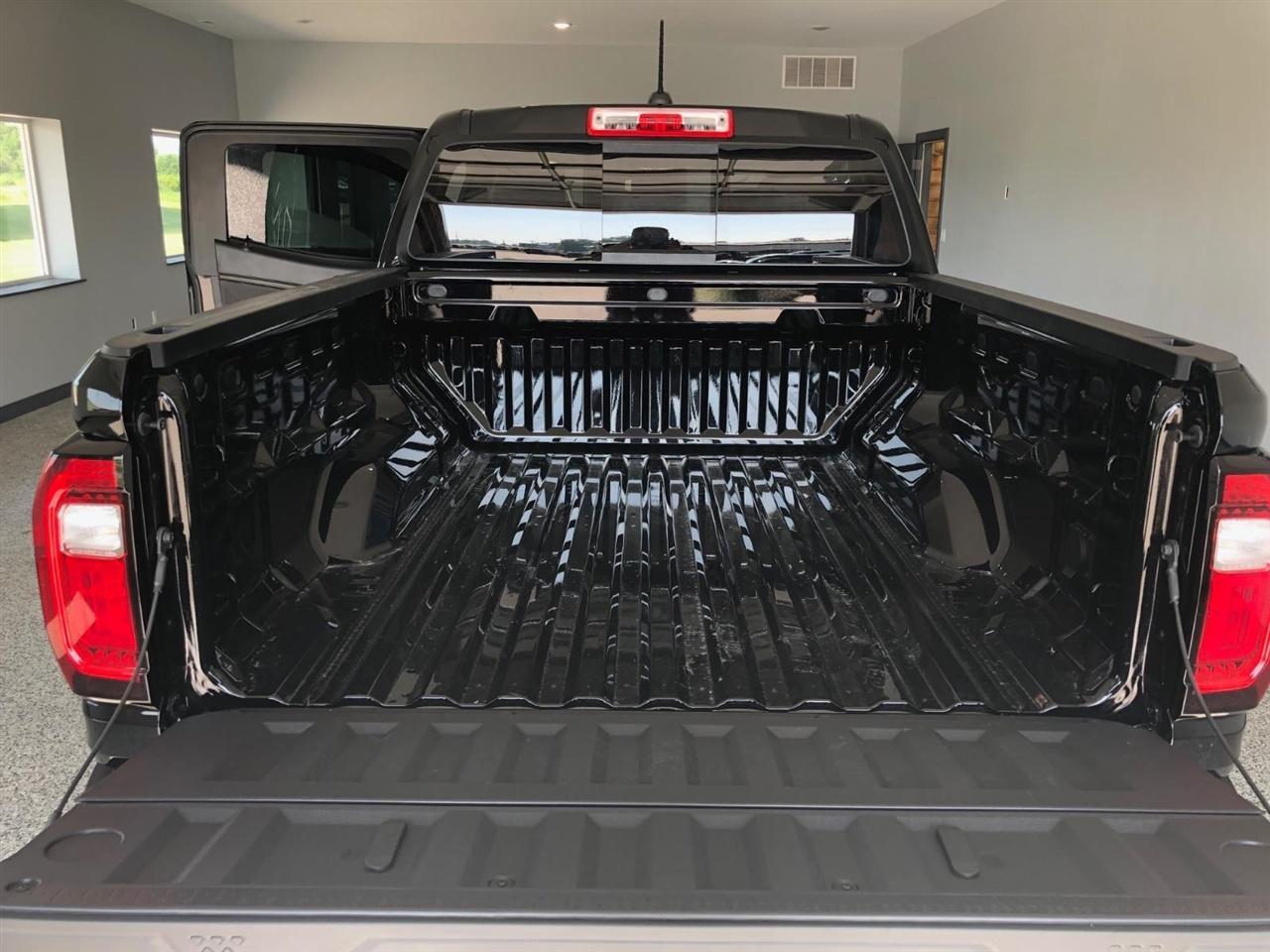 GMC Canyon 4WD Crew Cab AT4 2025