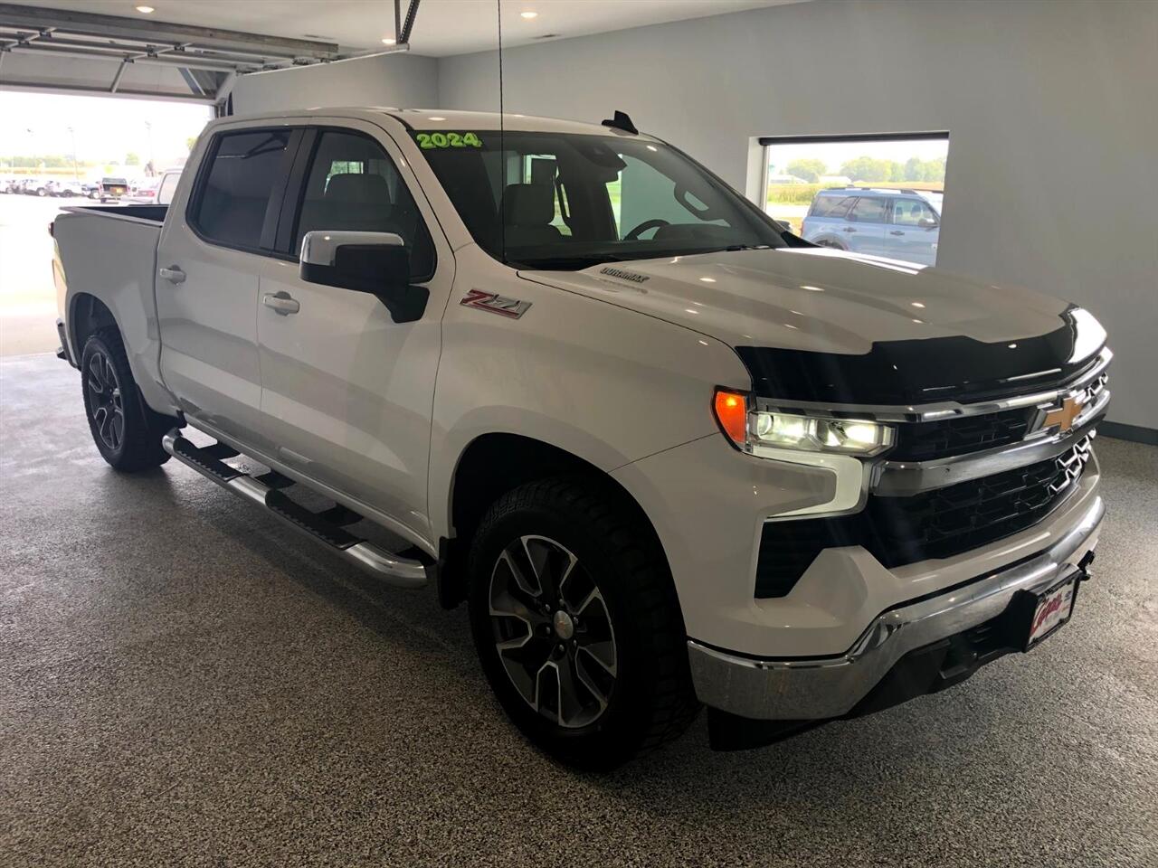 2024 Chevrolet Silverado 1500 photo 2
