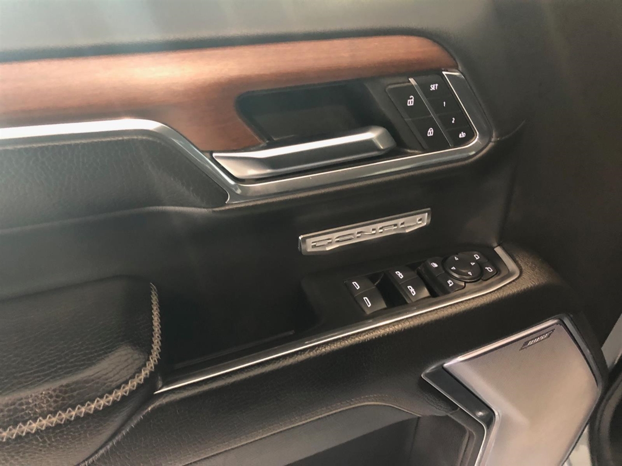 GMC Sierra 1500 4WD Crew Cab 147" Denali 2023