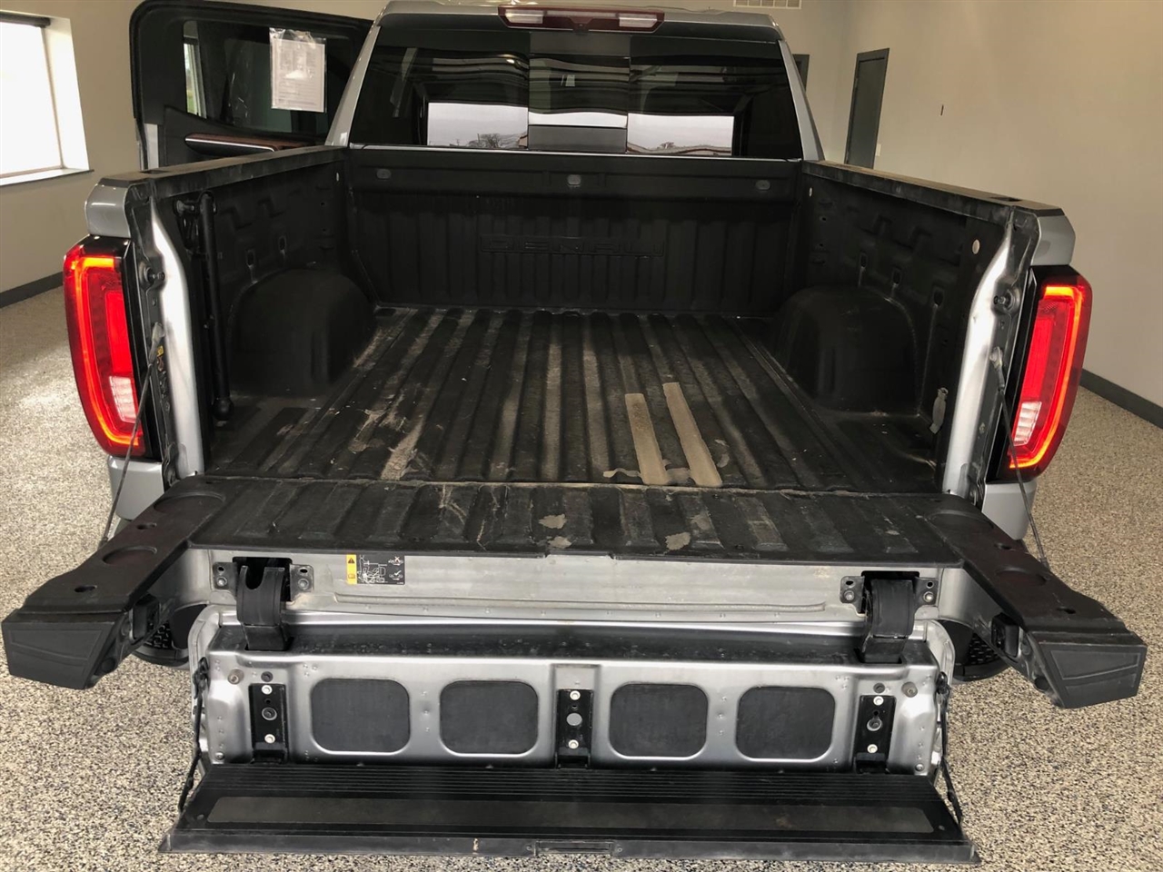 GMC Sierra 1500 4WD Crew Cab 147" Denali 2023