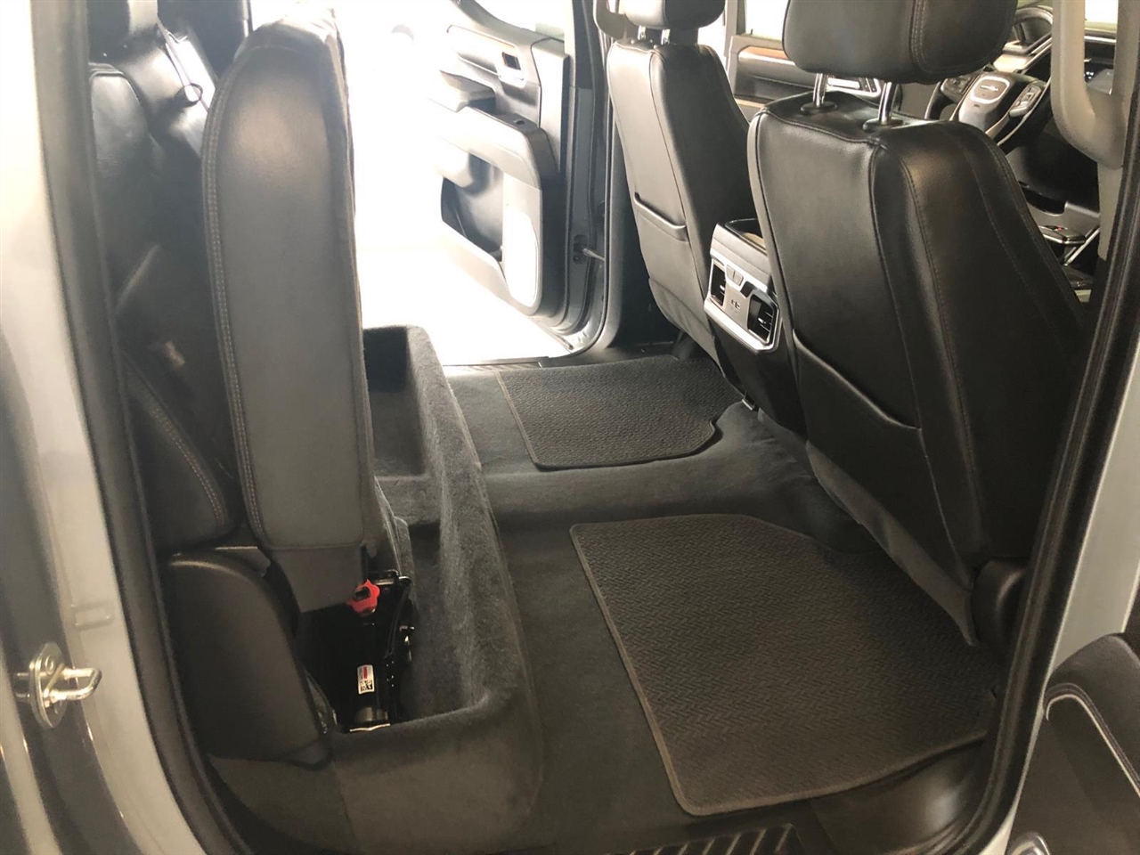 GMC Sierra 1500 4WD Crew Cab 147" Denali 2023